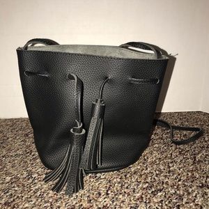 Crossbody black bucket bag